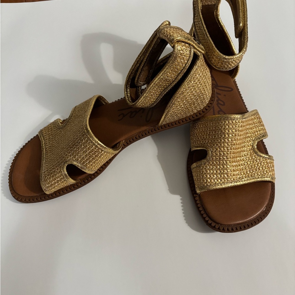 Zodiac Gold Sandals in Excellent Condition Size 10